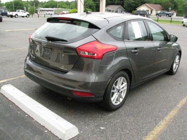 2016 Gray Ford Focus SE (1FADP3K20GL) with an 2L I-4 gasoline direct injection engine, Automatic transmission, located at 2443 Albert Pike, Hot Springs, AR, 71913, (501) 623-6255, 34.492222, -93.109993 - Photo#3