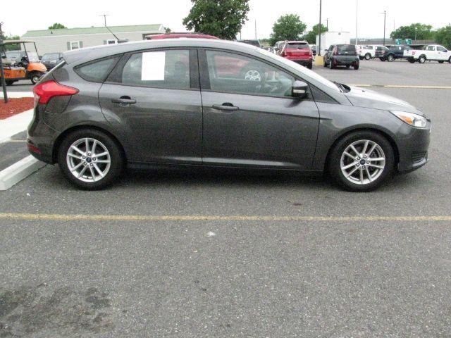 2016 Gray Ford Focus SE (1FADP3K20GL) with an 2L I-4 gasoline direct injection engine, Automatic transmission, located at 2443 Albert Pike, Hot Springs, AR, 71913, (501) 623-6255, 34.492222, -93.109993 - Photo#4