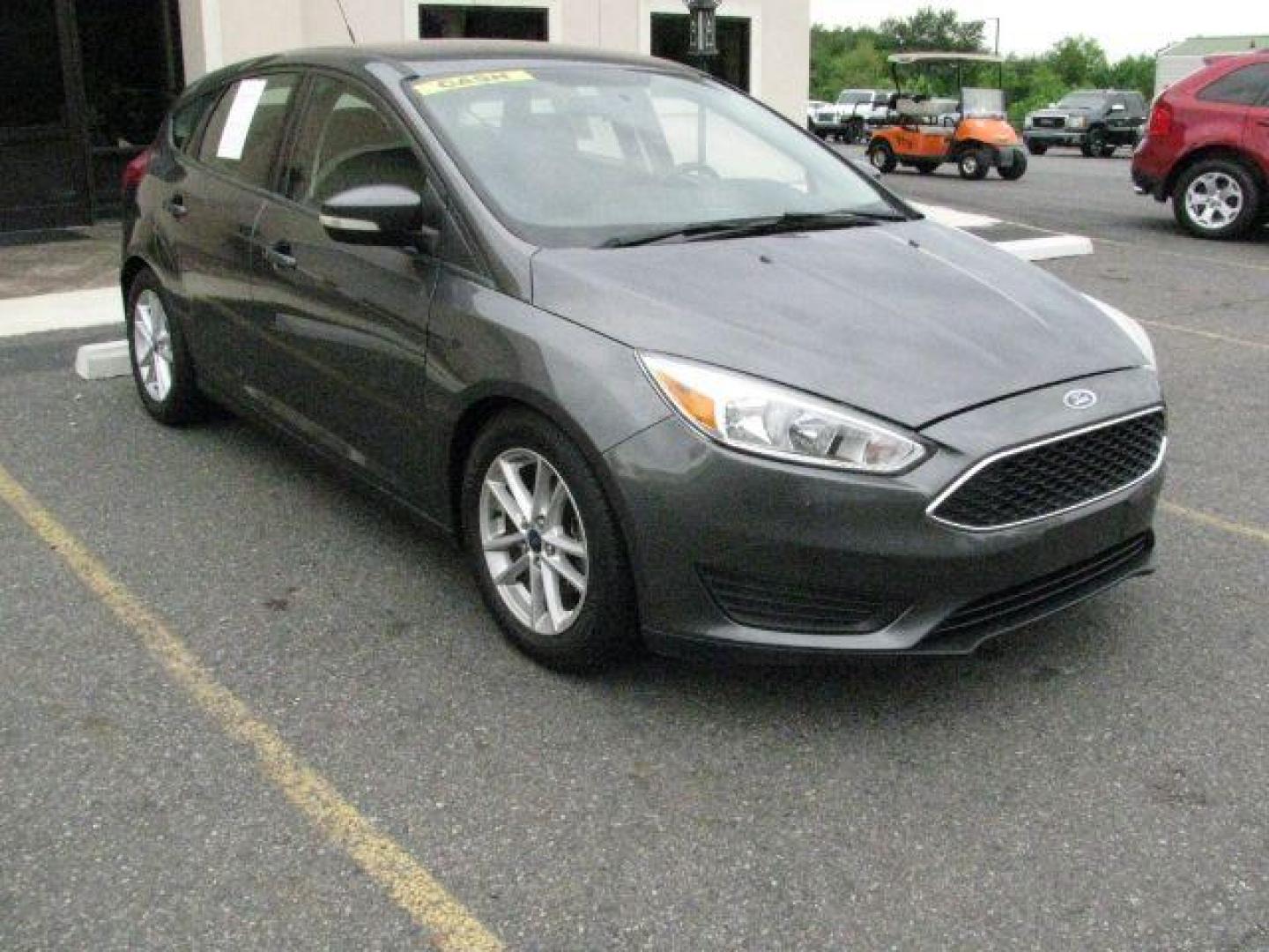 2016 Gray Ford Focus SE (1FADP3K20GL) with an 2L I-4 gasoline direct injection engine, Automatic transmission, located at 2443 Albert Pike, Hot Springs, AR, 71913, (501) 623-6255, 34.492222, -93.109993- Photo#5