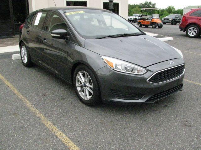 2016 Gray Ford Focus SE (1FADP3K20GL) with an 2L I-4 gasoline direct injection engine, Automatic transmission, located at 2443 Albert Pike, Hot Springs, AR, 71913, (501) 623-6255, 34.492222, -93.109993 - Photo#5