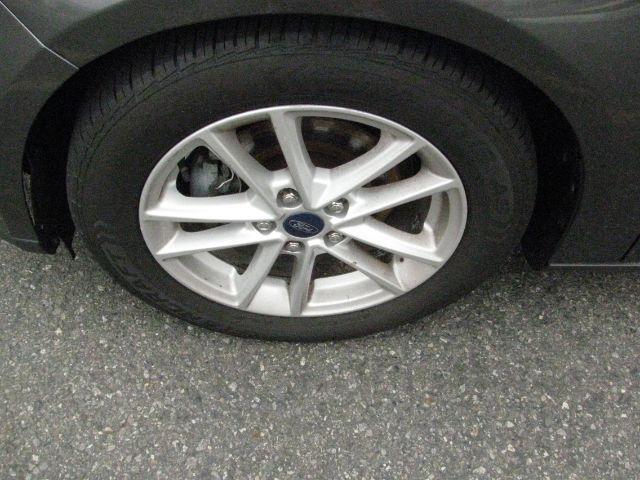 2016 Gray Ford Focus SE (1FADP3K20GL) with an 2L I-4 gasoline direct injection engine, Automatic transmission, located at 2443 Albert Pike, Hot Springs, AR, 71913, (501) 623-6255, 34.492222, -93.109993 - Photo#6