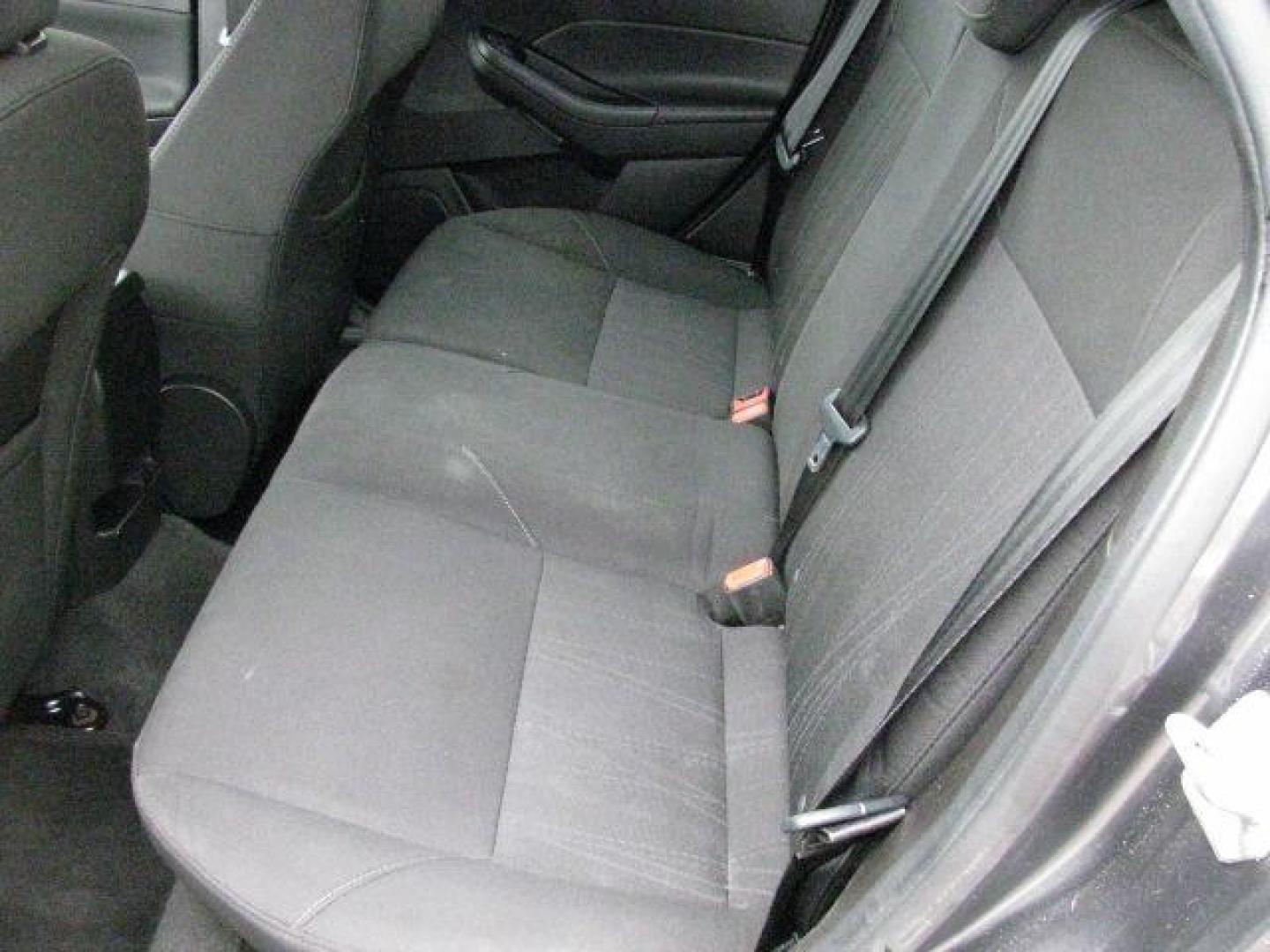 2016 Gray Ford Focus SE (1FADP3K20GL) with an 2L I-4 gasoline direct injection engine, Automatic transmission, located at 2443 Albert Pike, Hot Springs, AR, 71913, (501) 623-6255, 34.492222, -93.109993- Photo#7