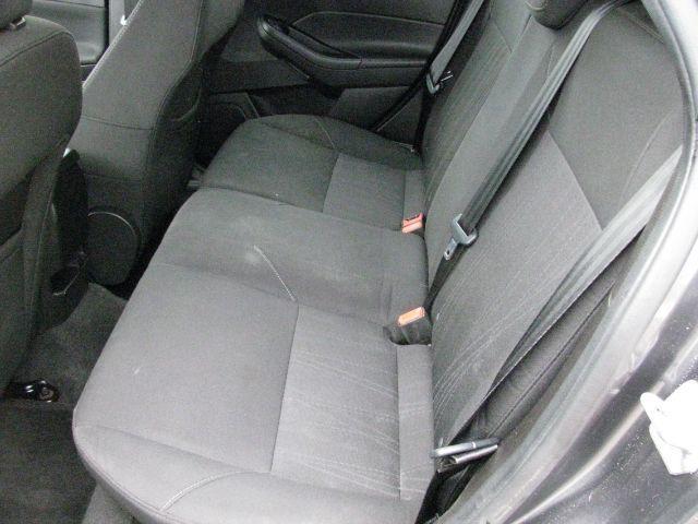 2016 Gray Ford Focus SE (1FADP3K20GL) with an 2L I-4 gasoline direct injection engine, Automatic transmission, located at 2443 Albert Pike, Hot Springs, AR, 71913, (501) 623-6255, 34.492222, -93.109993 - Photo#7