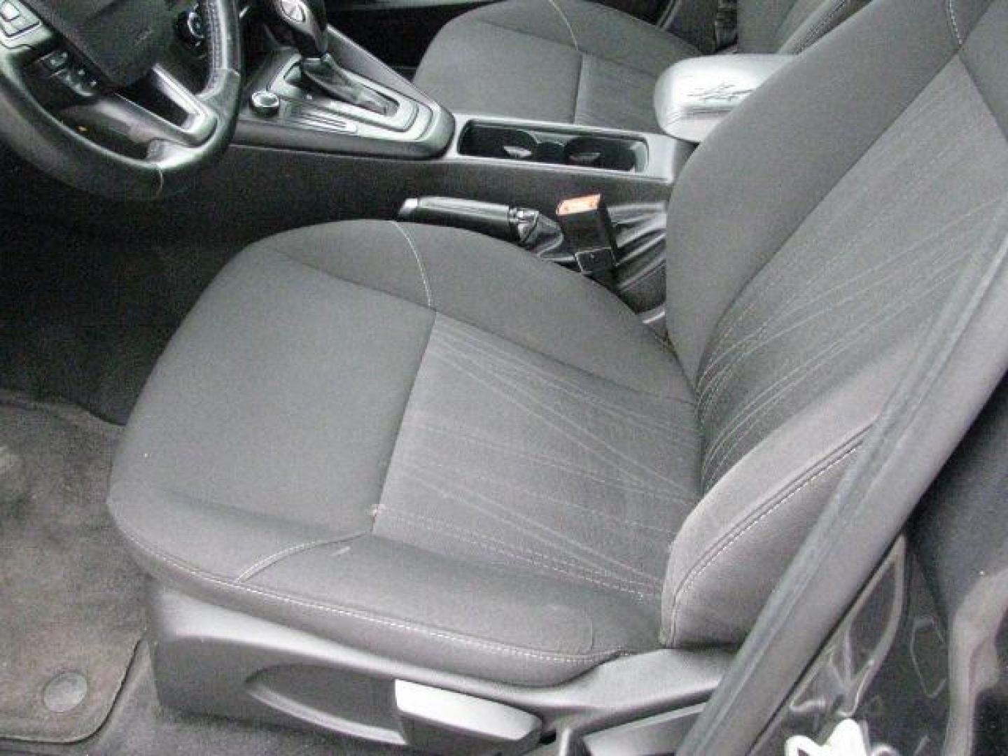 2016 Gray Ford Focus SE (1FADP3K20GL) with an 2L I-4 gasoline direct injection engine, Automatic transmission, located at 2443 Albert Pike, Hot Springs, AR, 71913, (501) 623-6255, 34.492222, -93.109993- Photo#8