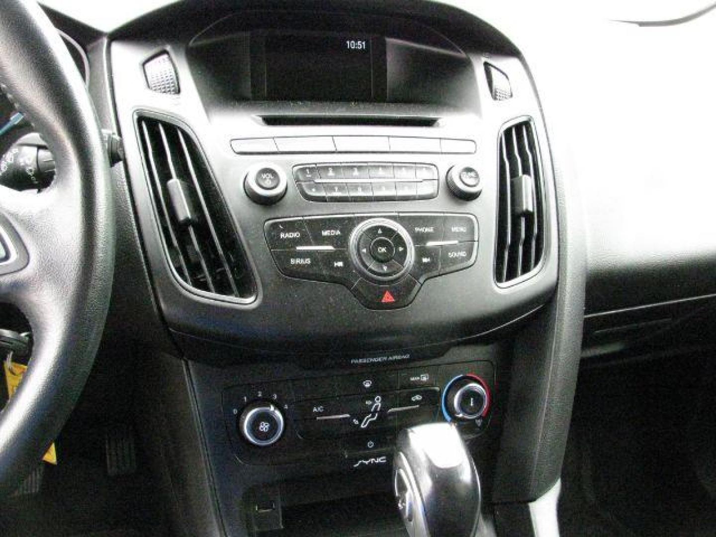 2016 Gray Ford Focus SE (1FADP3K20GL) with an 2L I-4 gasoline direct injection engine, Automatic transmission, located at 2443 Albert Pike, Hot Springs, AR, 71913, (501) 623-6255, 34.492222, -93.109993- Photo#9