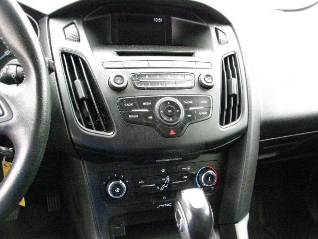 2016 Gray Ford Focus SE (1FADP3K20GL) with an 2L I-4 gasoline direct injection engine, Automatic transmission, located at 2443 Albert Pike, Hot Springs, AR, 71913, (501) 623-6255, 34.492222, -93.109993 - Photo#9