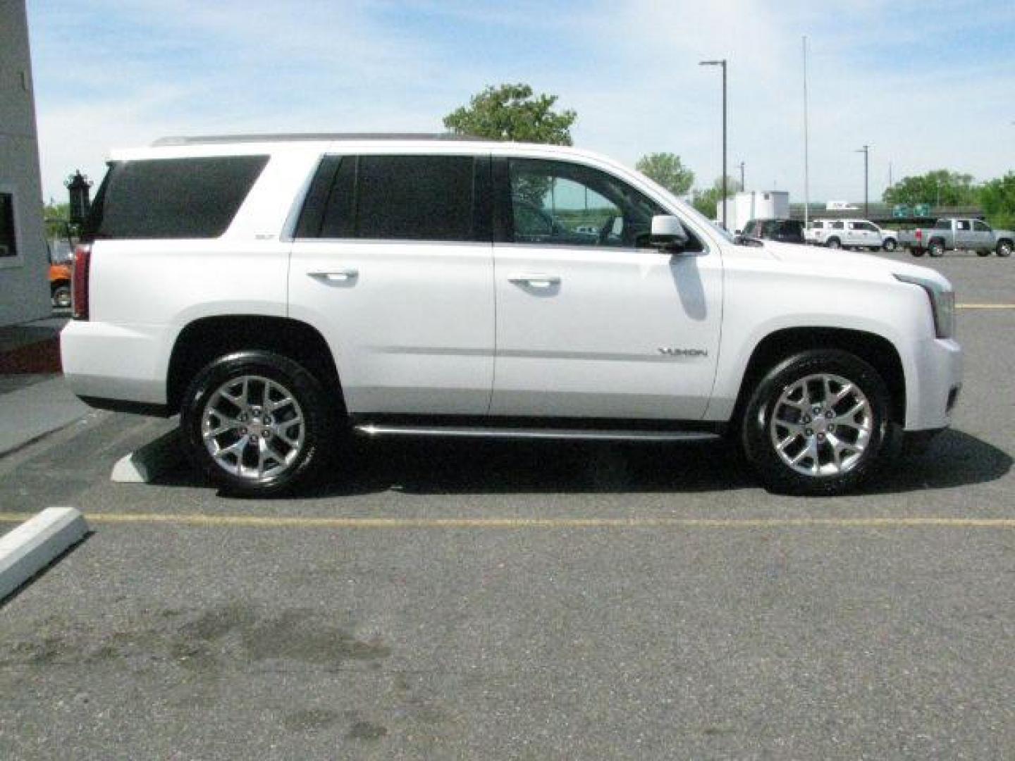 2016 White GMC Yukon SLT (1GKS1BKC9GR) with an EcoTec3 5.3L V-8 gasoline direct injection engine, Automatic transmission, located at 2443 Albert Pike, Hot Springs, AR, 71913, (501) 623-6255, 34.492222, -93.109993- Photo#1