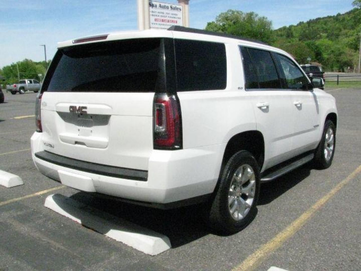 2016 White GMC Yukon SLT (1GKS1BKC9GR) with an EcoTec3 5.3L V-8 gasoline direct injection engine, Automatic transmission, located at 2443 Albert Pike, Hot Springs, AR, 71913, (501) 623-6255, 34.492222, -93.109993- Photo#2