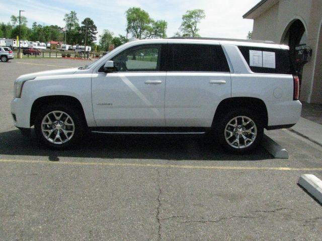 2016 White GMC Yukon SLT (1GKS1BKC9GR) with an EcoTec3 5.3L V-8 gasoline direct injection engine, Automatic transmission, located at 2443 Albert Pike, Hot Springs, AR, 71913, (501) 623-6255, 34.492222, -93.109993 - Photo#4
