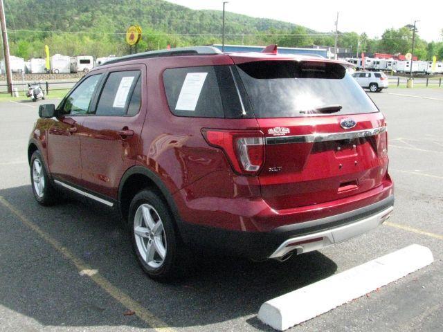 2017 Maroon Ford Explorer XLT (1FM5K8D83HG) with an 3.5L engine, Automatic transmission, located at 2443 Albert Pike, Hot Springs, AR, 71913, (501) 623-6255, 34.492222, -93.109993 - Photo#3