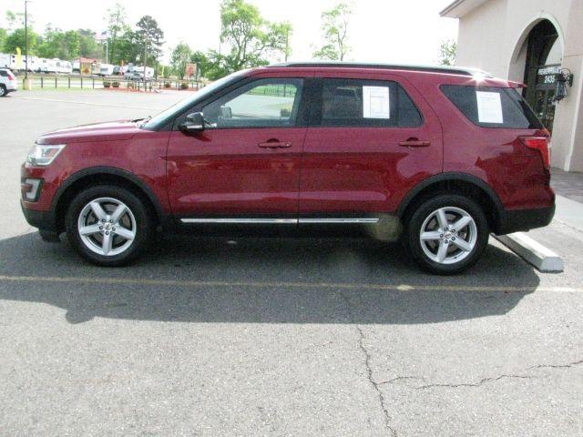 2017 Maroon Ford Explorer XLT (1FM5K8D83HG) with an 3.5L engine, Automatic transmission, located at 2443 Albert Pike, Hot Springs, AR, 71913, (501) 623-6255, 34.492222, -93.109993 - Photo#4
