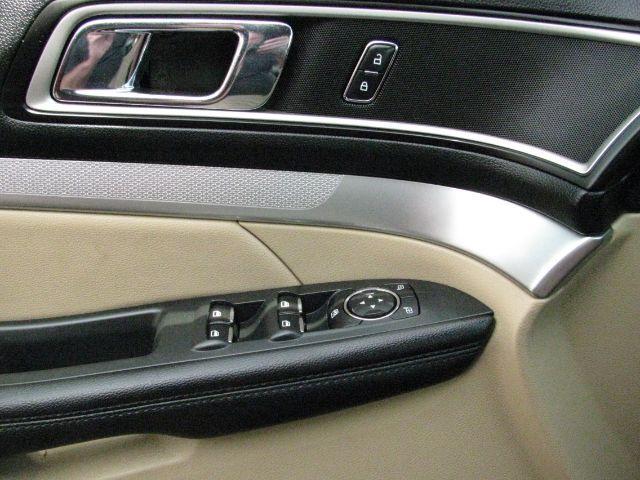 2017 Maroon Ford Explorer XLT (1FM5K8D83HG) with an 3.5L engine, Automatic transmission, located at 2443 Albert Pike, Hot Springs, AR, 71913, (501) 623-6255, 34.492222, -93.109993 - Photo#10