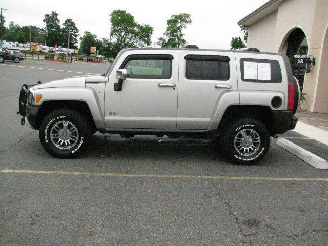 2008 Pewter HUMMER H3 SUV Base (5GTEN13E888) with an 3.7L engine, Automatic transmission, located at 2443 Albert Pike, Hot Springs, AR, 71913, (501) 623-6255, 34.492222, -93.109993 - Photo#1
