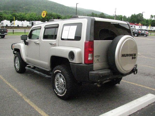 2008 Pewter HUMMER H3 SUV Base (5GTEN13E888) with an 3.7L engine, Automatic transmission, located at 2443 Albert Pike, Hot Springs, AR, 71913, (501) 623-6255, 34.492222, -93.109993 - Photo#2