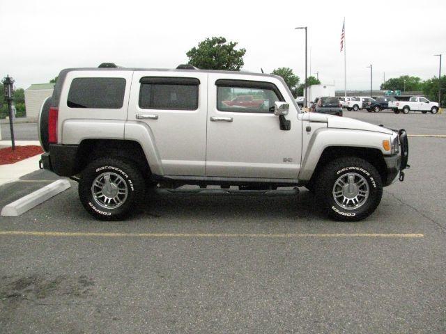 2008 Pewter HUMMER H3 SUV Base (5GTEN13E888) with an 3.7L engine, Automatic transmission, located at 2443 Albert Pike, Hot Springs, AR, 71913, (501) 623-6255, 34.492222, -93.109993 - Photo#4