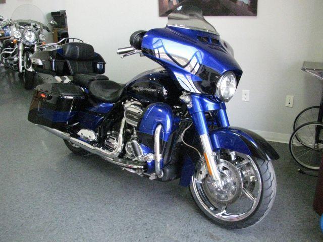 2017 Blue Harley-Davidson CVO Street Glide CVO (1HD1PXF13HB) with an 1868cc engine, Manual transmission, located at 2443 Albert Pike, Hot Springs, AR, 71913, (501) 623-6255, 34.492222, -93.109993 - Photo#1