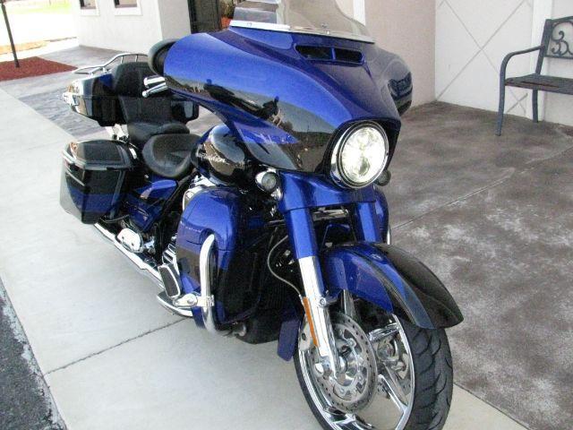 2017 Blue Harley-Davidson CVO Street Glide CVO (1HD1PXF13HB) with an 1868cc engine, Manual transmission, located at 2443 Albert Pike, Hot Springs, AR, 71913, (501) 623-6255, 34.492222, -93.109993 - Photo#3