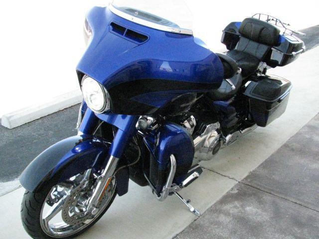 2017 Blue Harley-Davidson CVO Street Glide CVO (1HD1PXF13HB) with an 1868cc engine, Manual transmission, located at 2443 Albert Pike, Hot Springs, AR, 71913, (501) 623-6255, 34.492222, -93.109993 - Photo#4