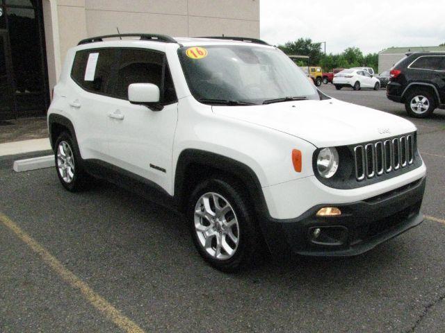 2016 White Jeep Renegade Latitude (ZACCJABT6GP) with an Tigershark MultiAir 2.4L I-4 variable valve contro engine, Auto transmission, located at 2443 Albert Pike, Hot Springs, AR, 71913, (501) 623-6255, 34.492222, -93.109993- Photo#5