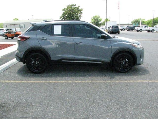 2022 Gray Nissan Kicks SR Xtronic CVT (3N1CP5DV1NL) with an 1.6L I-4 DOHC engine, CVT transmission, located at 2443 Albert Pike, Hot Springs, AR, 71913, (501) 623-6255, 34.492222, -93.109993- Photo#4