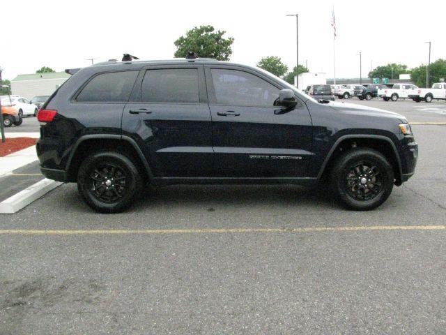 2018 Blue Jeep Grand Cherokee Laredo E 4x2 (1C4RJEAG2JC) with an Pentastar 3.6L V-6 DOHC engine, Automatic transmission, located at 2443 Albert Pike, Hot Springs, AR, 71913, (501) 623-6255, 34.492222, -93.109993- Photo#4