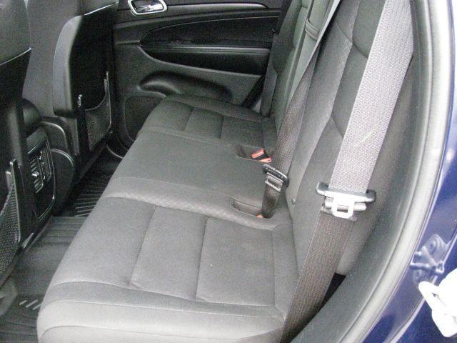 2018 Blue Jeep Grand Cherokee Laredo E 4x2 (1C4RJEAG2JC) with an Pentastar 3.6L V-6 DOHC engine, Automatic transmission, located at 2443 Albert Pike, Hot Springs, AR, 71913, (501) 623-6255, 34.492222, -93.109993- Photo#7