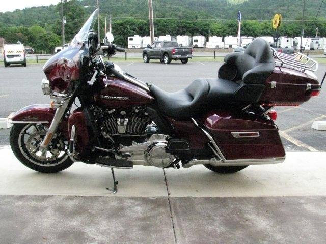 2017 Maroon Harley-Davidson Ultra Limited Ultra (1HD1KED10HB) with an 1746cc engine, Manual transmission, located at 2443 Albert Pike, Hot Springs, AR, 71913, (501) 623-6255, 34.492222, -93.109993- Photo#2