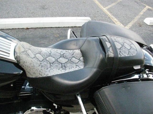 2010 Black Harley-Davidson Road King Classic Road King (1HD1FR411AB) with an 1584cc engine, Manual transmission, located at 2443 Albert Pike, Hot Springs, AR, 71913, (501) 623-6255, 34.492222, -93.109993- Photo#4