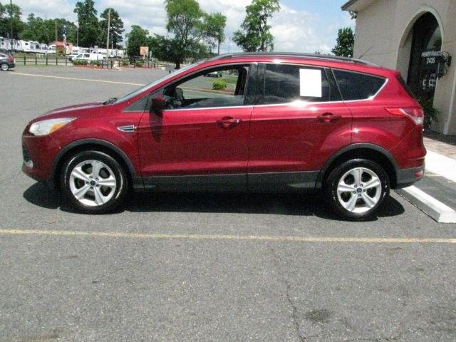 2016 Maroon Ford Escape SE (1FMCU0GX9GU) with an EcoBoost 1.6L I-4 gasoline direct injection engine, Automatic transmission, located at 2443 Albert Pike, Hot Springs, AR, 71913, (501) 623-6255, 34.492222, -93.109993- Photo#1