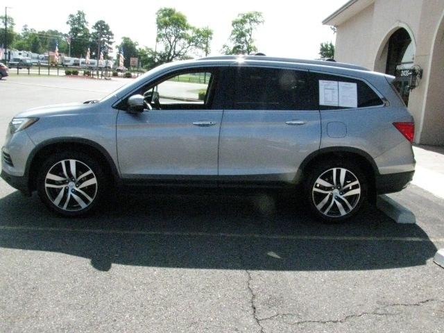 2017 Silver Honda Pilot Touring (5FNYF5H9XHB) with an 3.5L V-6 gasoline direct injection engine, Automatic transmission, located at 2443 Albert Pike, Hot Springs, AR, 71913, (501) 623-6255, 34.492222, -93.109993- Photo#4