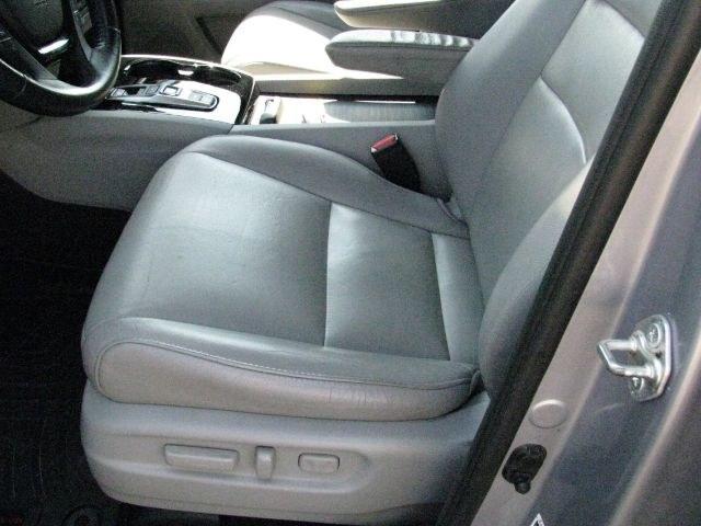2017 Silver Honda Pilot Touring (5FNYF5H9XHB) with an 3.5L V-6 gasoline direct injection engine, Automatic transmission, located at 2443 Albert Pike, Hot Springs, AR, 71913, (501) 623-6255, 34.492222, -93.109993- Photo#8