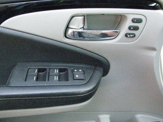 2017 Silver Honda Pilot Touring (5FNYF5H9XHB) with an 3.5L V-6 gasoline direct injection engine, Automatic transmission, located at 2443 Albert Pike, Hot Springs, AR, 71913, (501) 623-6255, 34.492222, -93.109993- Photo#10