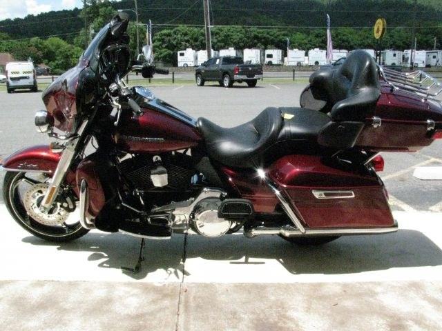 2016 Maroon Harley-Davidson Ultra Limited Ultra (1HD1KEL14GB) with an 1690cc engine, Manual transmission, located at 2443 Albert Pike, Hot Springs, AR, 71913, (501) 623-6255, 34.492222, -93.109993- Photo#3
