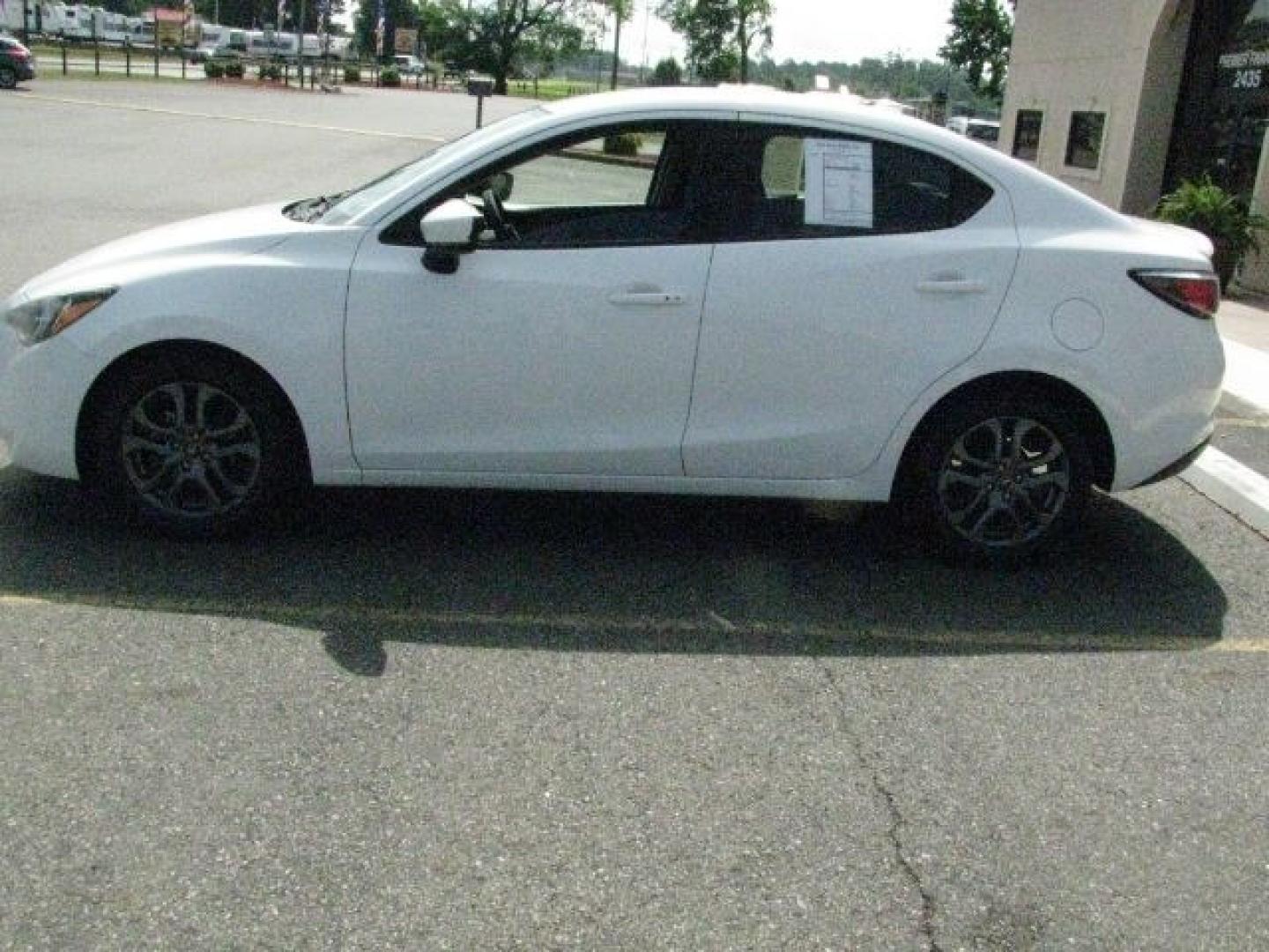2019 White Toyota Yaris Sedan LE (3MYDLBYV1KY) with an 1.5L I-4 gasoline direct injection engine, Automatic transmission, located at 2443 Albert Pike, Hot Springs, AR, 71913, (501) 623-6255, 34.492222, -93.109993- Photo#4