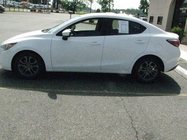 2019 White Toyota Yaris Sedan LE (3MYDLBYV1KY) with an 1.5L I-4 gasoline direct injection engine, Automatic transmission, located at 2443 Albert Pike, Hot Springs, AR, 71913, (501) 623-6255, 34.492222, -93.109993- Photo#4