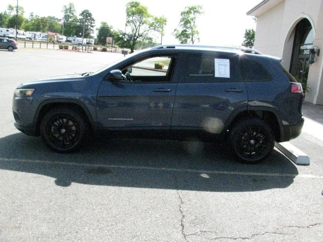 2020 Blue Jeep Cherokee Latitude FWD (1C4PJLCB0LD) with an MultiAir2 Tigershark 2.4L I-4 variable valve contr engine, Automatic transmission, located at 2443 Albert Pike, Hot Springs, AR, 71913, (501) 623-6255, 34.492222, -93.109993- Photo#4