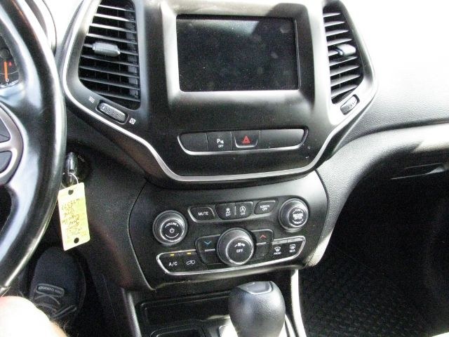2020 Blue Jeep Cherokee Latitude FWD (1C4PJLCB0LD) with an MultiAir2 Tigershark 2.4L I-4 variable valve contr engine, Automatic transmission, located at 2443 Albert Pike, Hot Springs, AR, 71913, (501) 623-6255, 34.492222, -93.109993- Photo#9