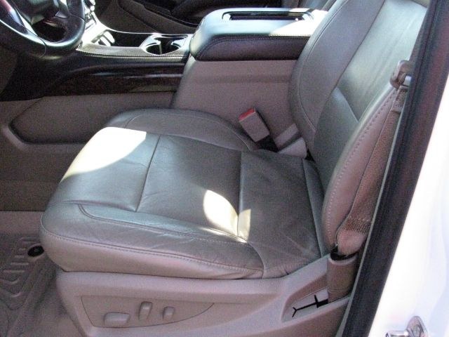 2015 White Chevrolet Tahoe LT (1GNSCBKCXFR) with an EcoTec3 5.3L V-8 gasoline direct injection engine, Automatic transmission, located at 2443 Albert Pike, Hot Springs, AR, 71913, (501) 623-6255, 34.492222, -93.109993- Photo#9
