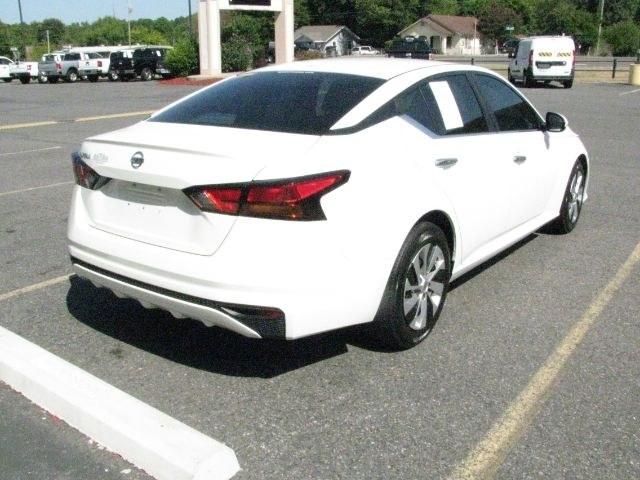 2019 White Nissan Altima 2.5 S (1N4BL4BVXKC) with an 2.5L I-4 gasoline direct injection engine, CVT transmission, located at 2443 Albert Pike, Hot Springs, AR, 71913, (501) 623-6255, 34.492222, -93.109993- Photo#2