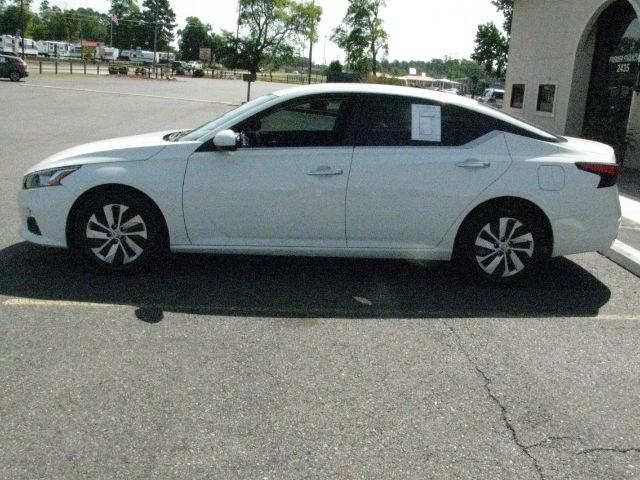 2019 White Nissan Altima 2.5 S (1N4BL4BVXKC) with an 2.5L I-4 gasoline direct injection engine, CVT transmission, located at 2443 Albert Pike, Hot Springs, AR, 71913, (501) 623-6255, 34.492222, -93.109993- Photo#4