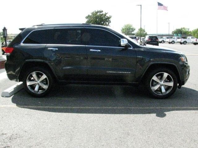 2014 Gray Jeep Grand Cherokee Overland (1C4RJFCT7EC) with an HEMI 5.7L V-8 variable valve control engine, Auto transmission, located at 2443 Albert Pike, Hot Springs, AR, 71913, (501) 623-6255, 34.492222, -93.109993- Photo#4