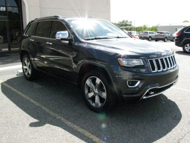 2014 Gray Jeep Grand Cherokee Overland (1C4RJFCT7EC) with an HEMI 5.7L V-8 variable valve control engine, Auto transmission, located at 2443 Albert Pike, Hot Springs, AR, 71913, (501) 623-6255, 34.492222, -93.109993- Photo#5