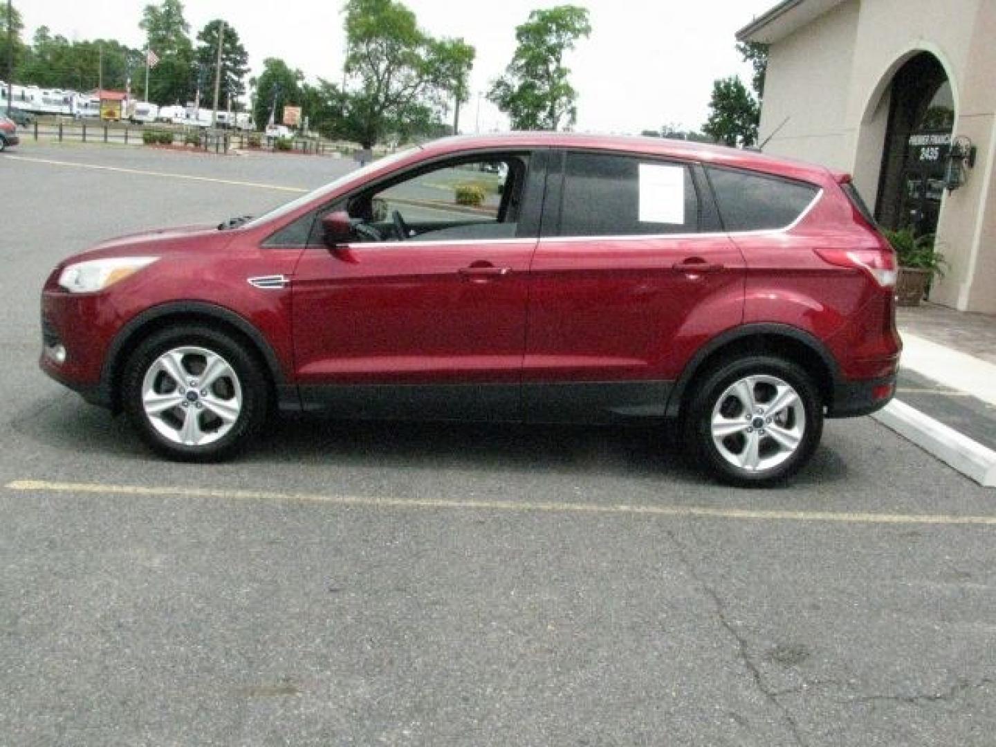 2016 Maroon Ford Escape SE (1FMCU0G77GU) with an Duratec 2.5L I-4 DOHC engine, Automatic transmission, located at 2443 Albert Pike, Hot Springs, AR, 71913, (501) 623-6255, 34.492222, -93.109993- Photo#1