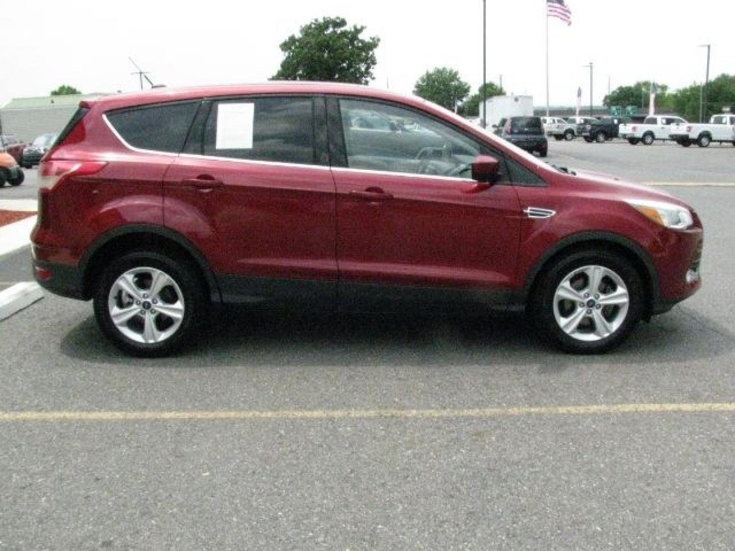 2016 Maroon Ford Escape SE (1FMCU0G77GU) with an Duratec 2.5L I-4 DOHC engine, Automatic transmission, located at 2443 Albert Pike, Hot Springs, AR, 71913, (501) 623-6255, 34.492222, -93.109993- Photo#4