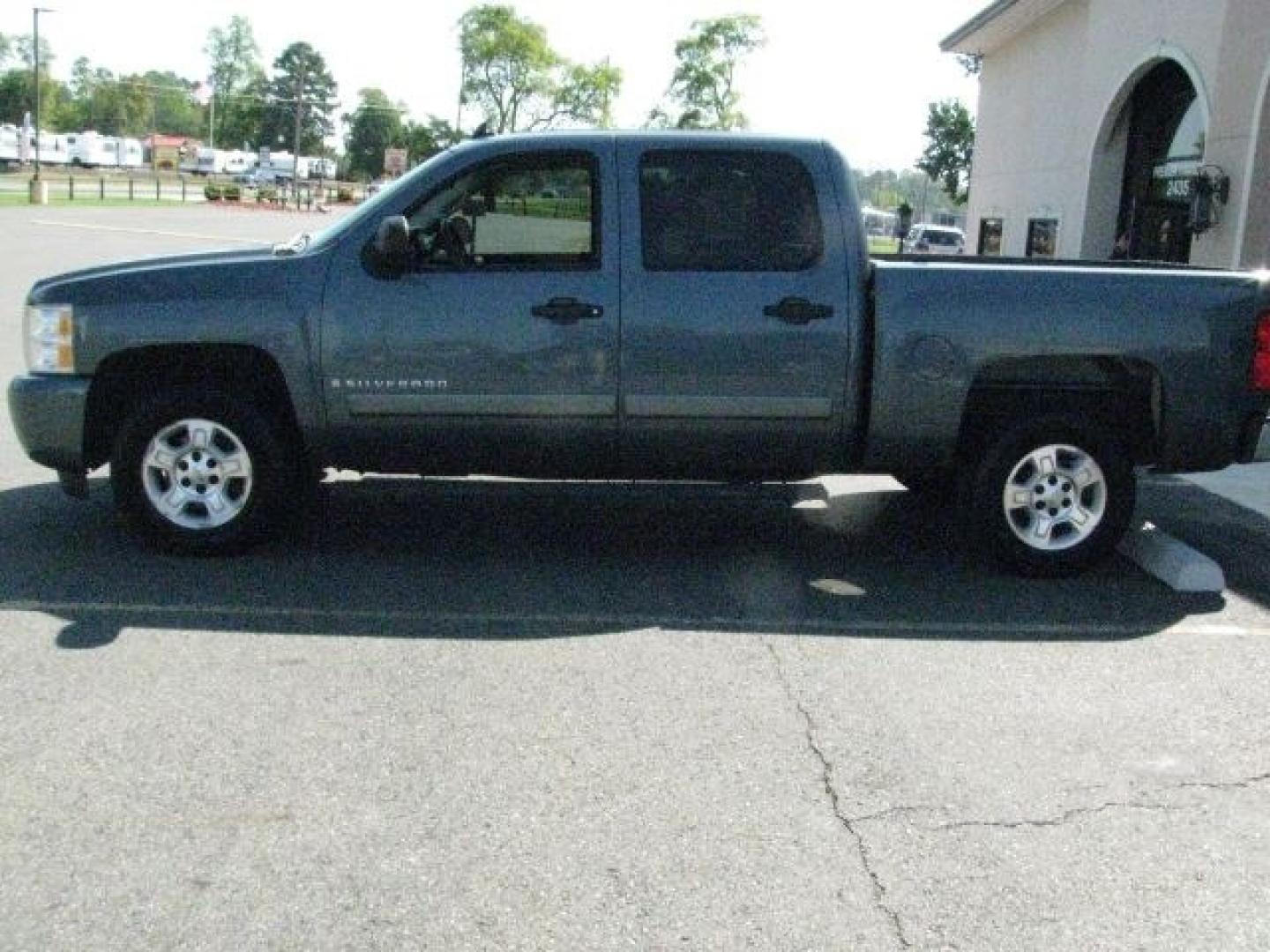 2008 Blue Chevrolet Silverado 1500 LT1 (2GCEC13CX81) with an Vortec 4.8L V-8 regular unleaded engine, Automatic transmission, located at 2443 Albert Pike, Hot Springs, AR, 71913, (501) 623-6255, 34.492222, -93.109993- Photo#5
