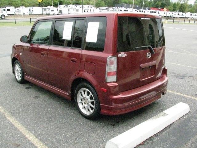 2006 Maroon Scion xB Base (JTLKT324964) with an 1.5l engine, Automatic transmission, located at 2443 Albert Pike, Hot Springs, AR, 71913, (501) 623-6255, 34.492222, -93.109993- Photo#2