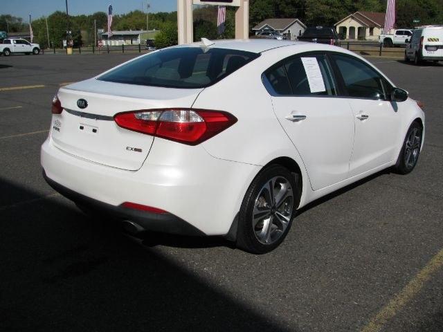 2015 White Kia Forte EX (KNAFX4A80F5) with an 2.0L L4 DOHC 16V engine, 6-Speed Automatic transmission, located at 2443 Albert Pike, Hot Springs, AR, 71913, (501) 623-6255, 34.492222, -93.109993- Photo#2