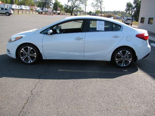 2015 White Kia Forte EX (KNAFX4A80F5) with an 2.0L L4 DOHC 16V engine, 6-Speed Automatic transmission, located at 2443 Albert Pike, Hot Springs, AR, 71913, (501) 623-6255, 34.492222, -93.109993- Photo#4