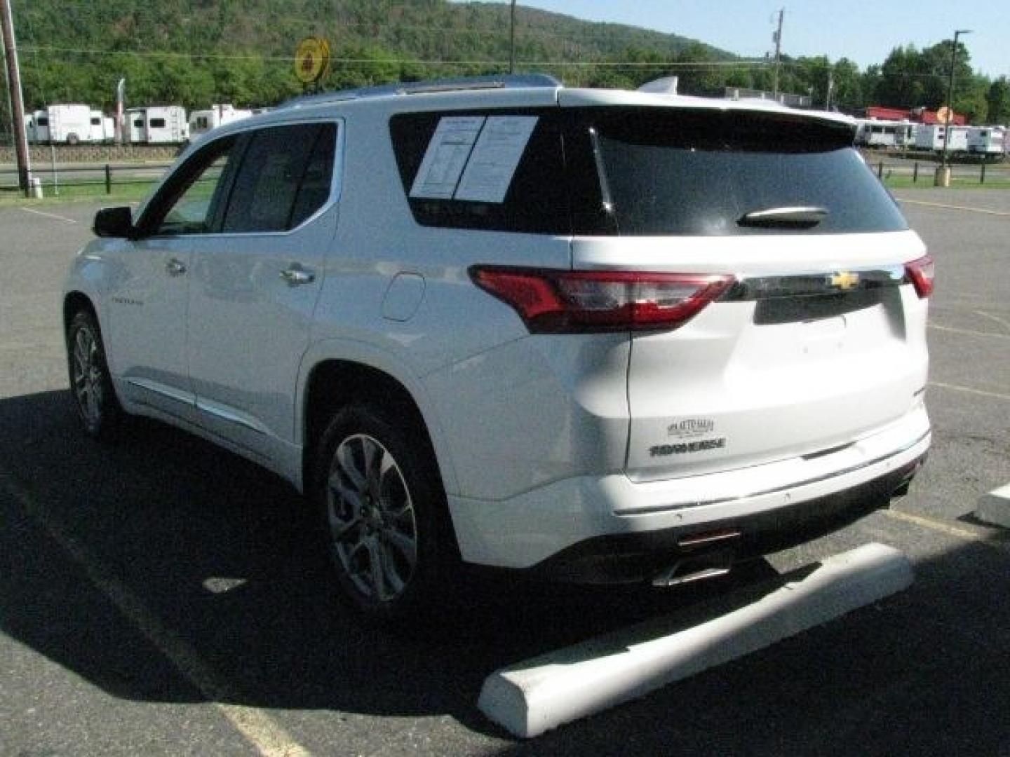 2019 White Chevrolet Traverse Premier (1GNERKKW7KJ) with an 3.6L V-6 direct injection engine, Automatic transmission, located at 2443 Albert Pike, Hot Springs, AR, 71913, (501) 623-6255, 34.492222, -93.109993- Photo#3
