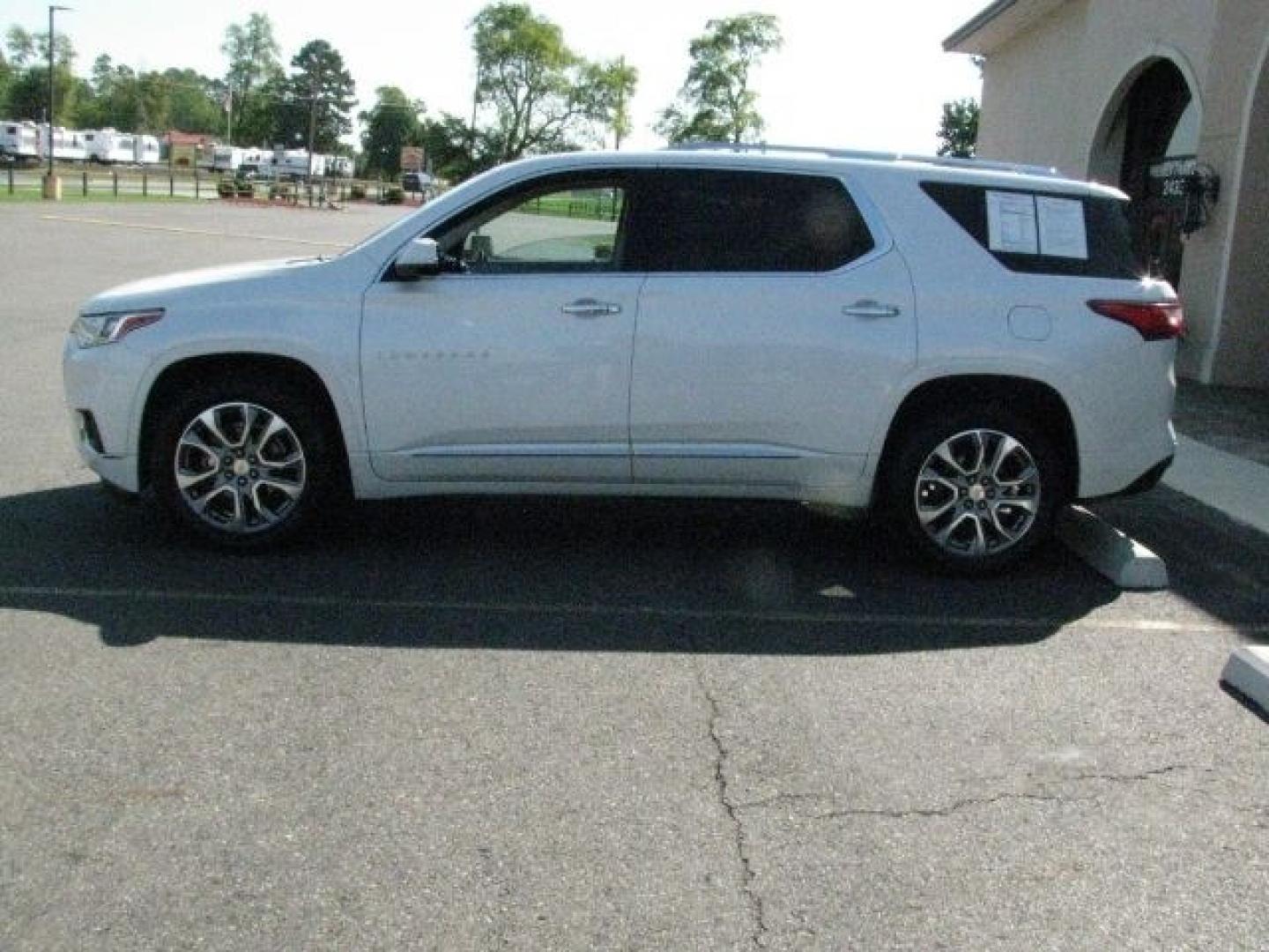 2019 White Chevrolet Traverse Premier (1GNERKKW7KJ) with an 3.6L V-6 direct injection engine, Automatic transmission, located at 2443 Albert Pike, Hot Springs, AR, 71913, (501) 623-6255, 34.492222, -93.109993- Photo#4